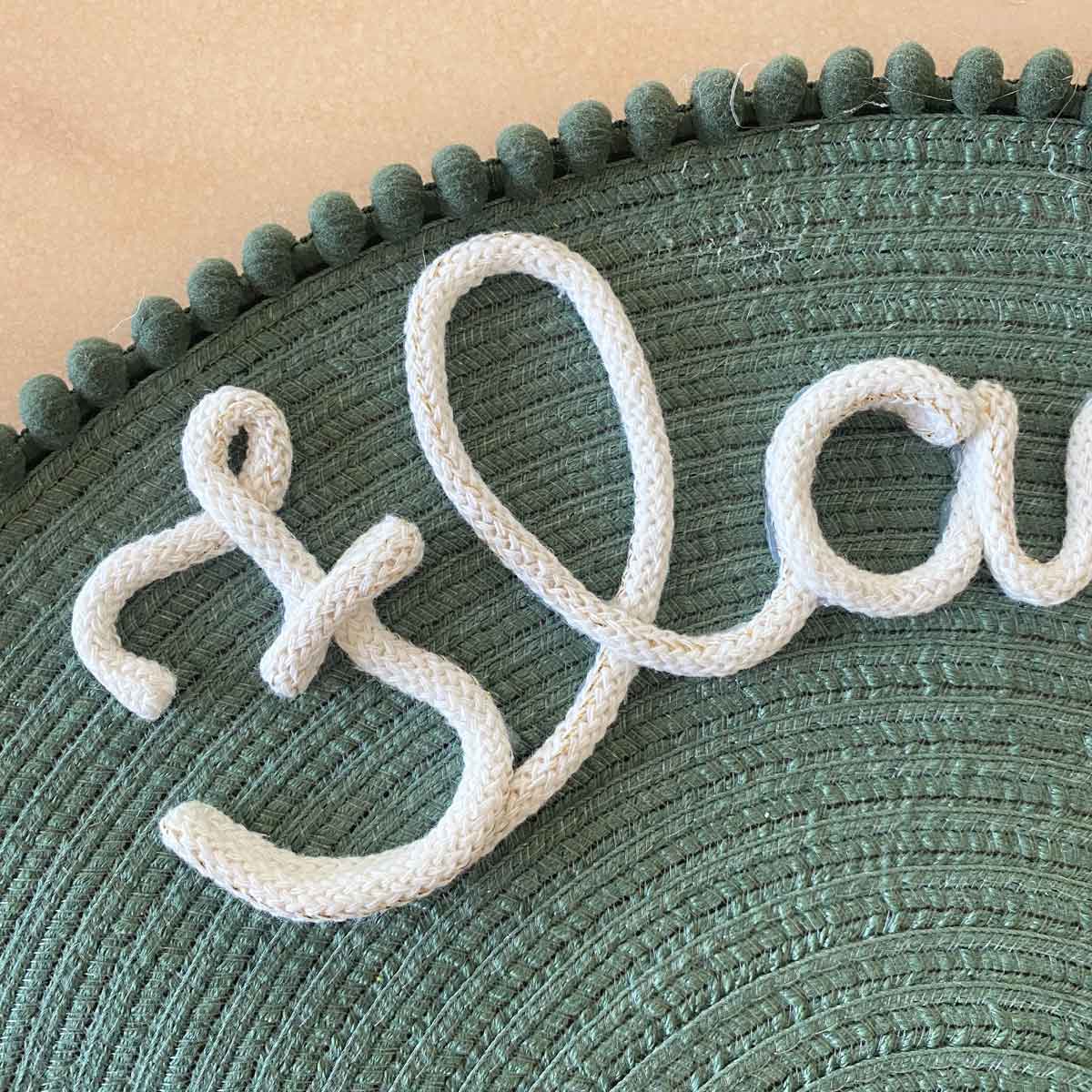 Tovaglietta personalizzata con nome verde e pon pom