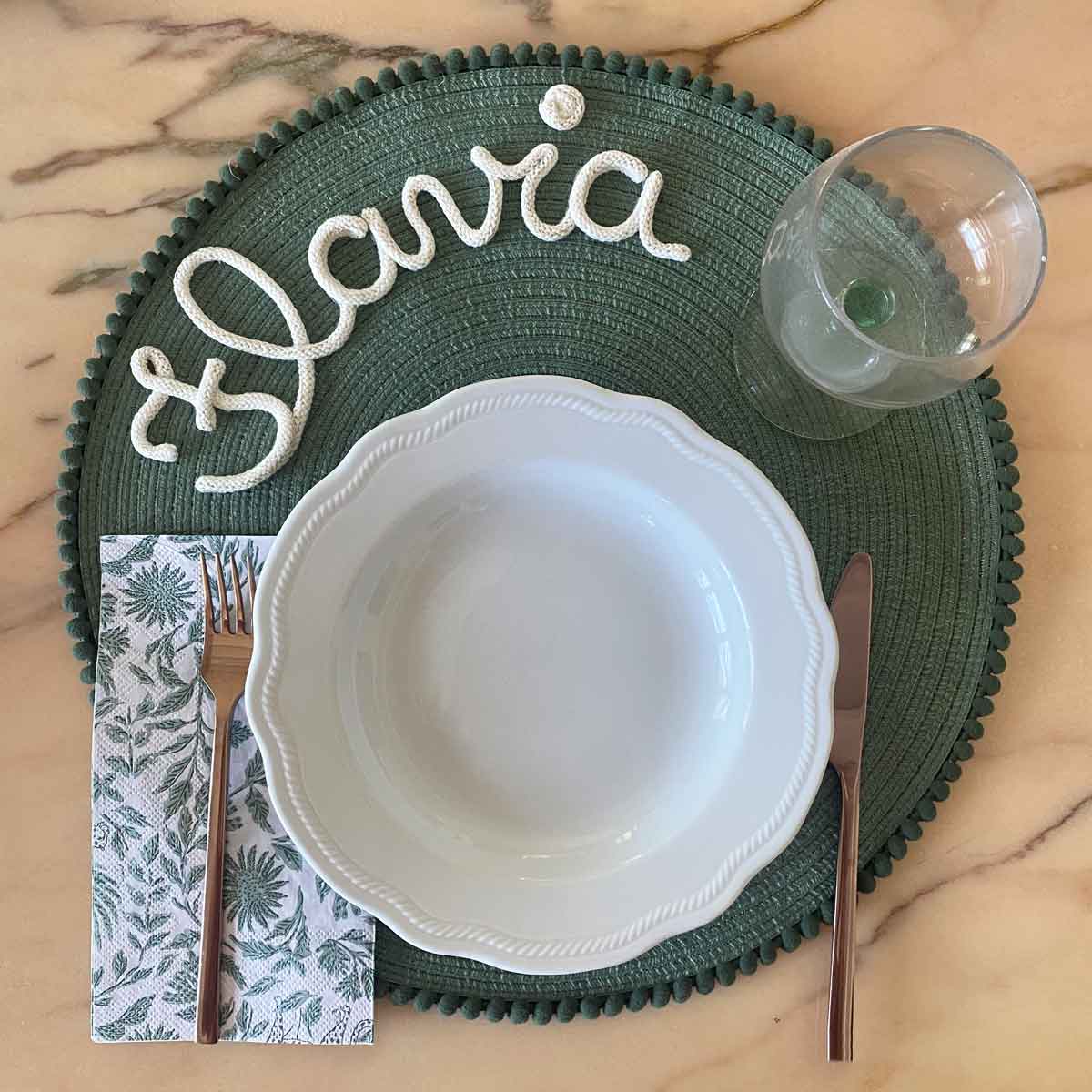 Tovaglietta personalizzata con nome verde e pon pom