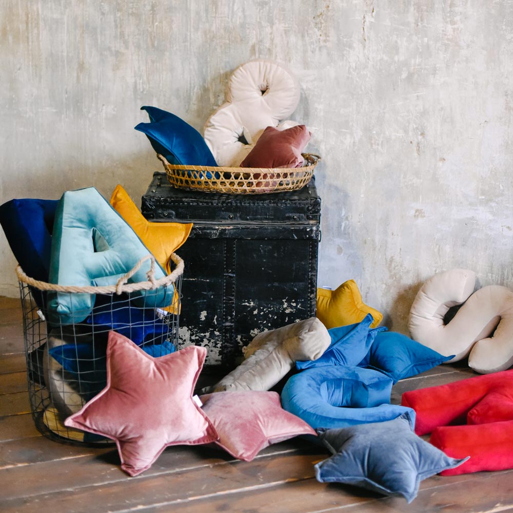 Cuscino a forma di stella in velluto azzurro polvere