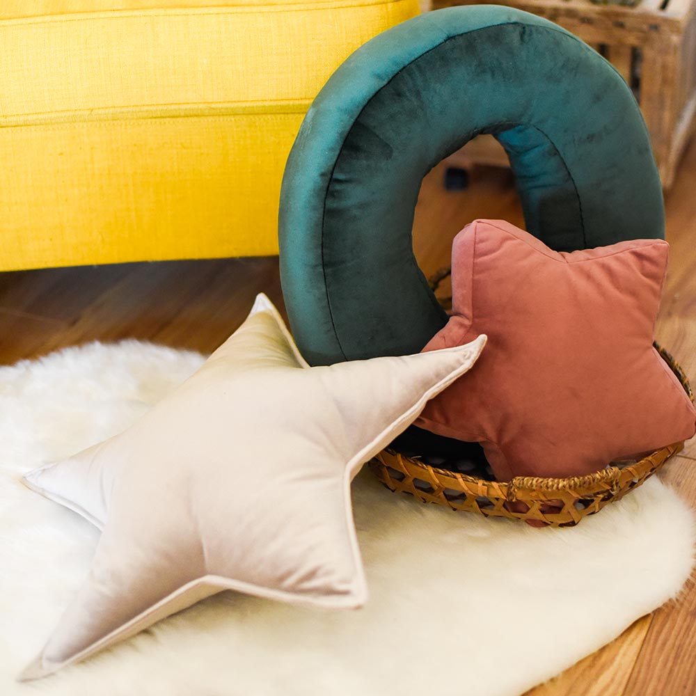 Cuscino a forma di stella in velluto panna