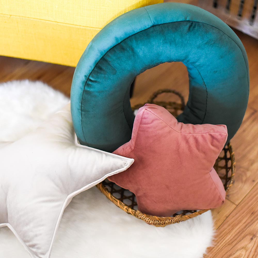 Cuscino a forma di stella in velluto grigio ghiaccio