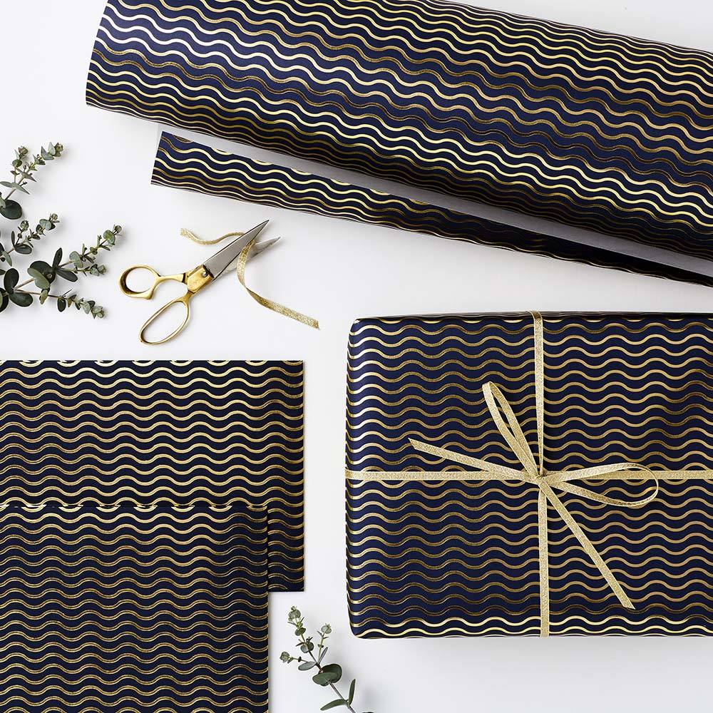 Katie Leamon Carta regalo blu con onde oro