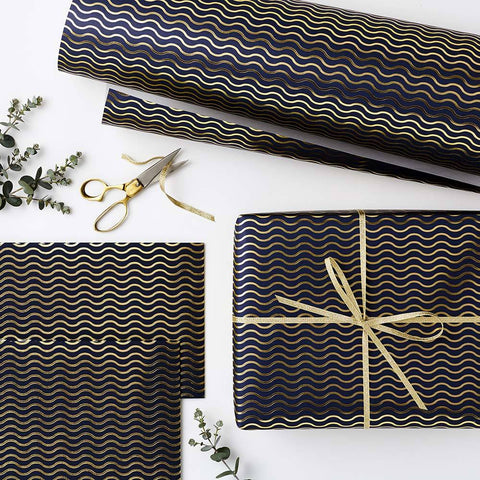 Katie Leamon Carta regalo blu con onde oro