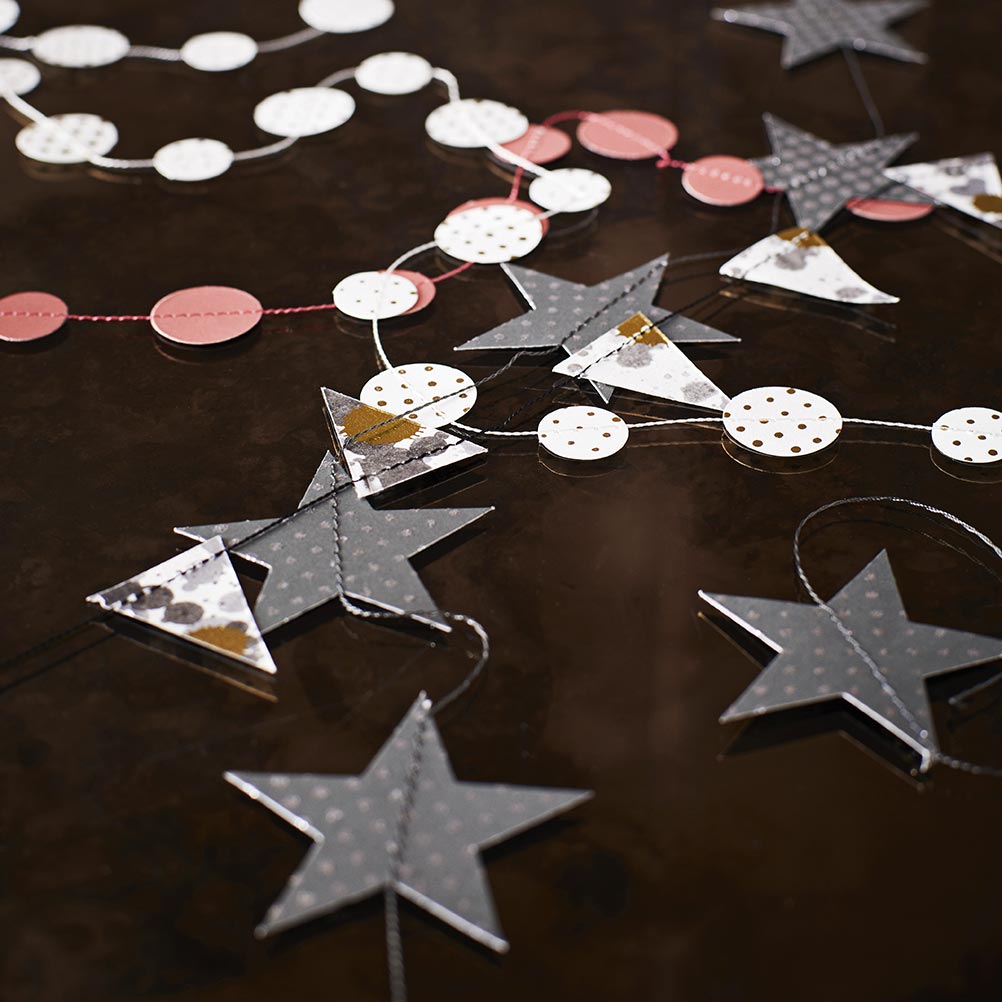 Madam Stoltz Festone di stelle verdi con pois argento