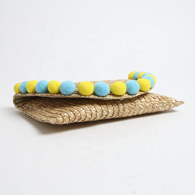 Pochette in paglia Ibiza con scritta personalizzata e pon pom gialli/azzurri