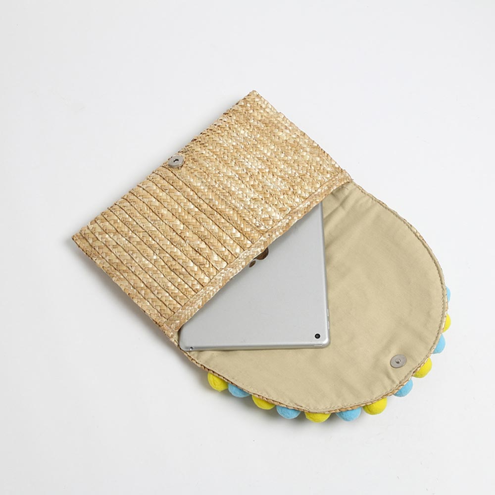Pochette in paglia Ibiza con scritta personalizzata e pon pom gialli/azzurri