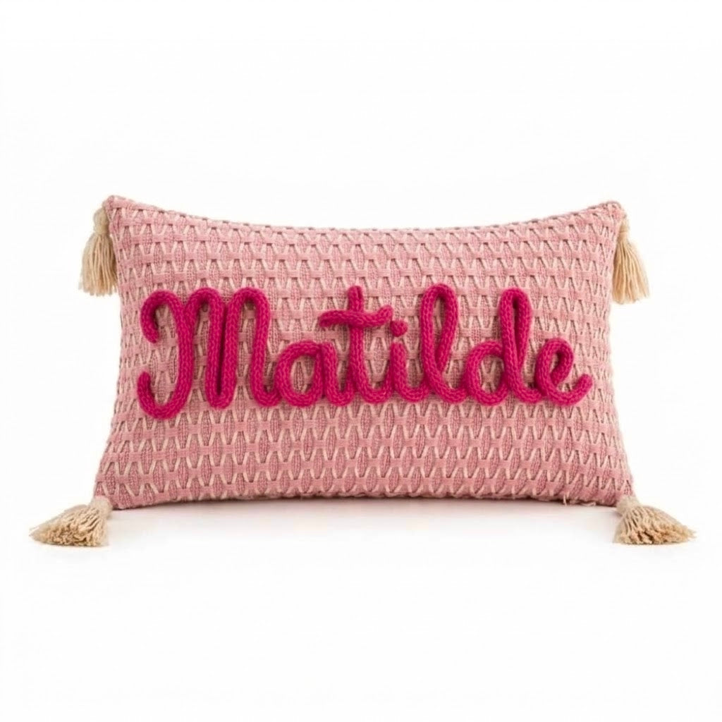 Cuscino con nappe rosa pesca con nome o scritta personalizzata ricamata