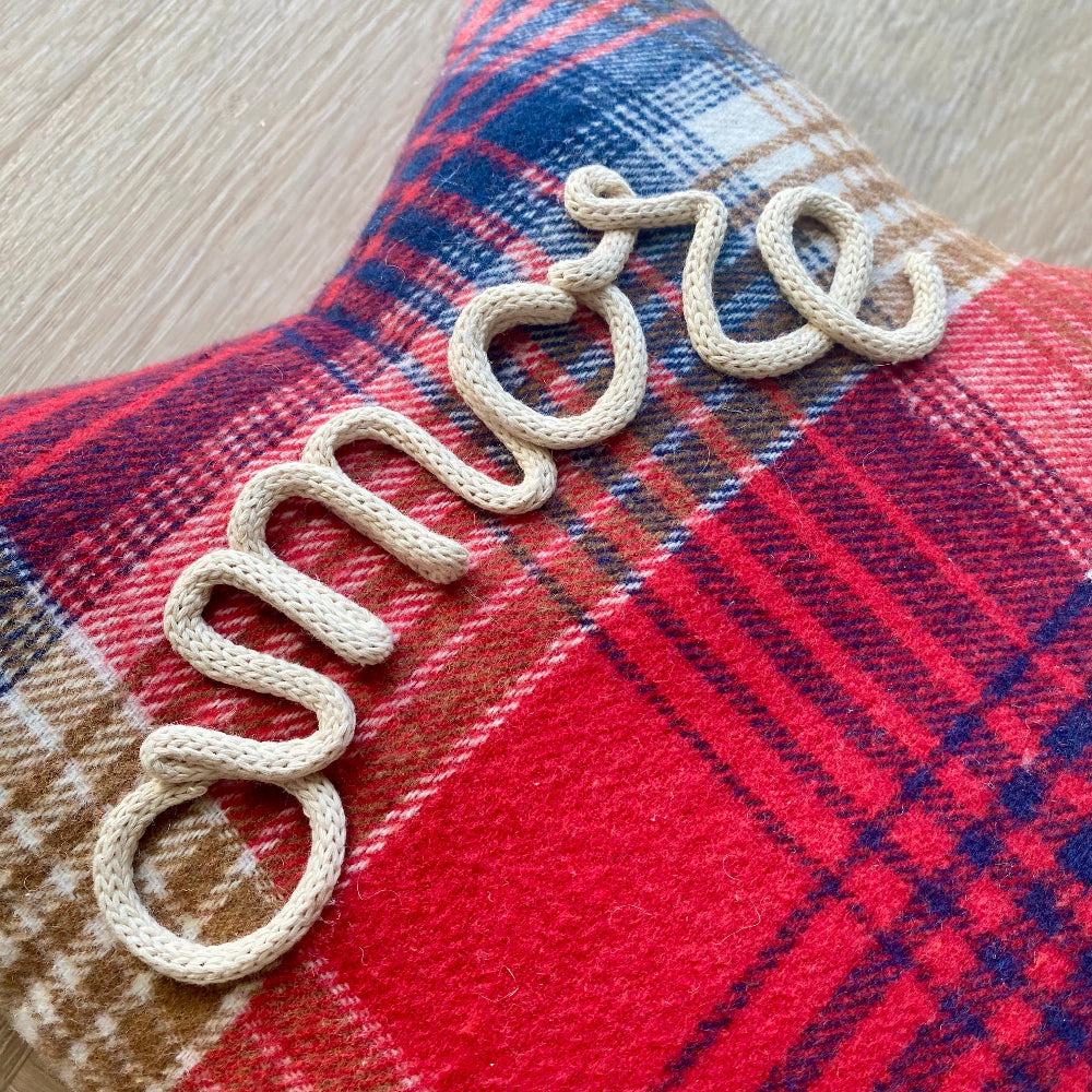 Cuscino a forma di stella tessuto tartan con scritta personalizzata