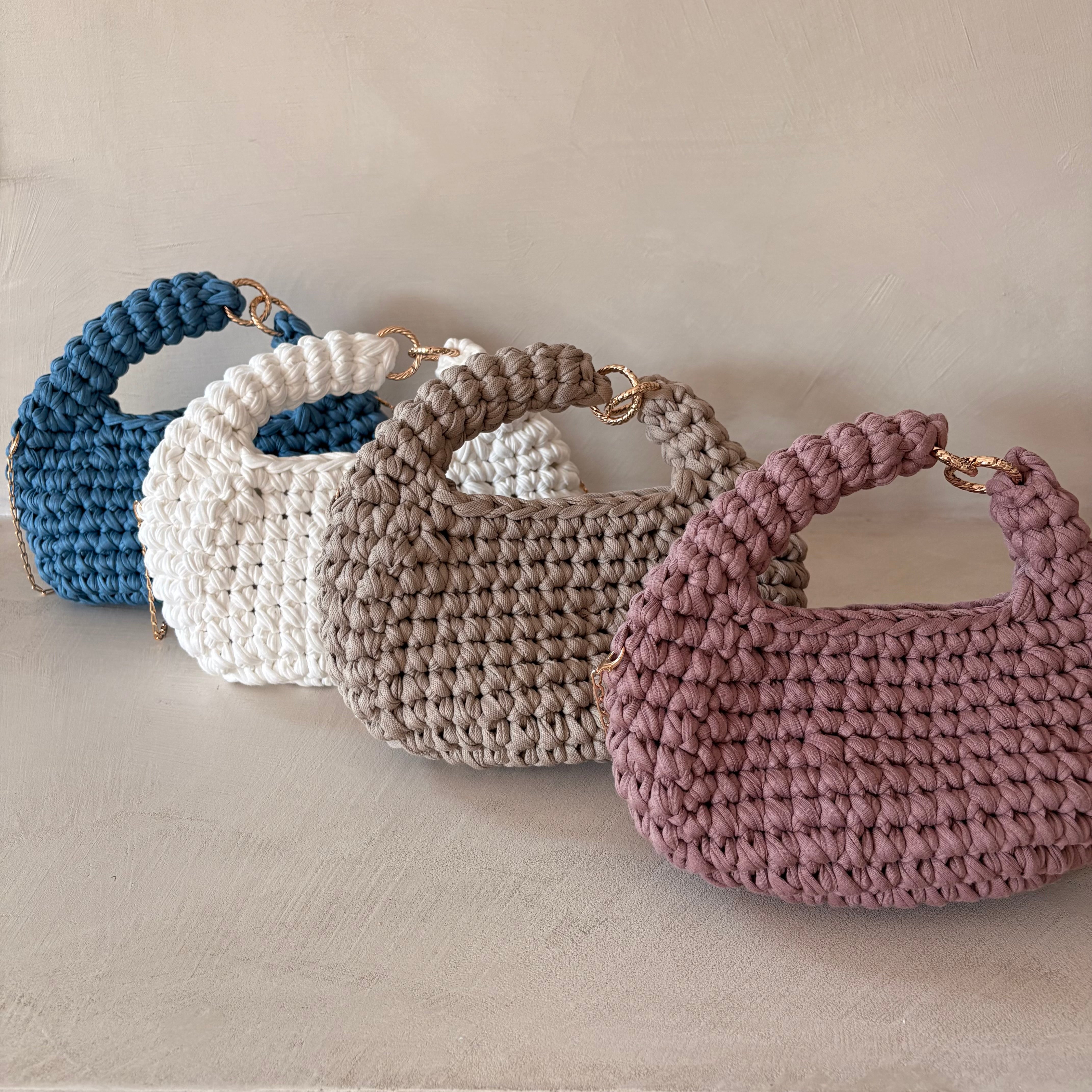 Hobo bag all'uncinetto blu