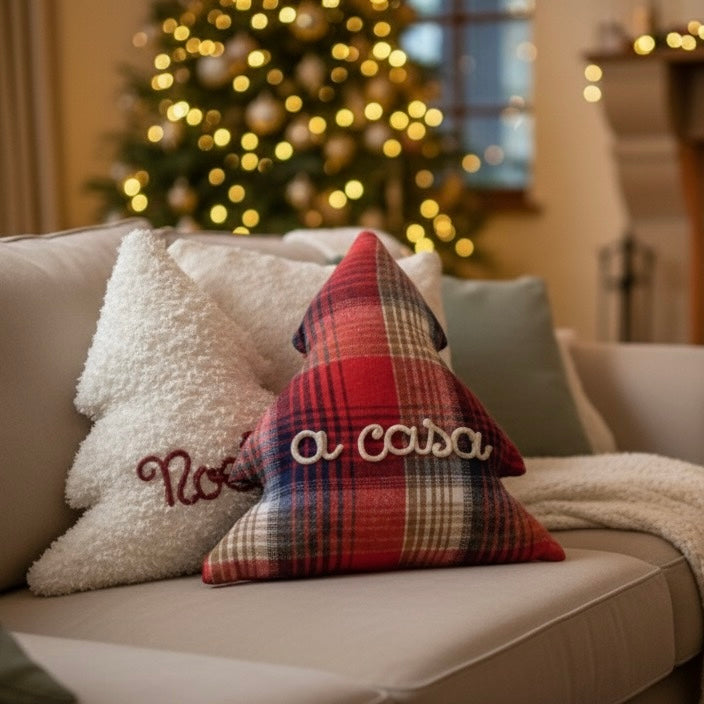 Cuscino a forma di albero di Natale in tessuto bouclè teddy bianco con scritta personalizzata