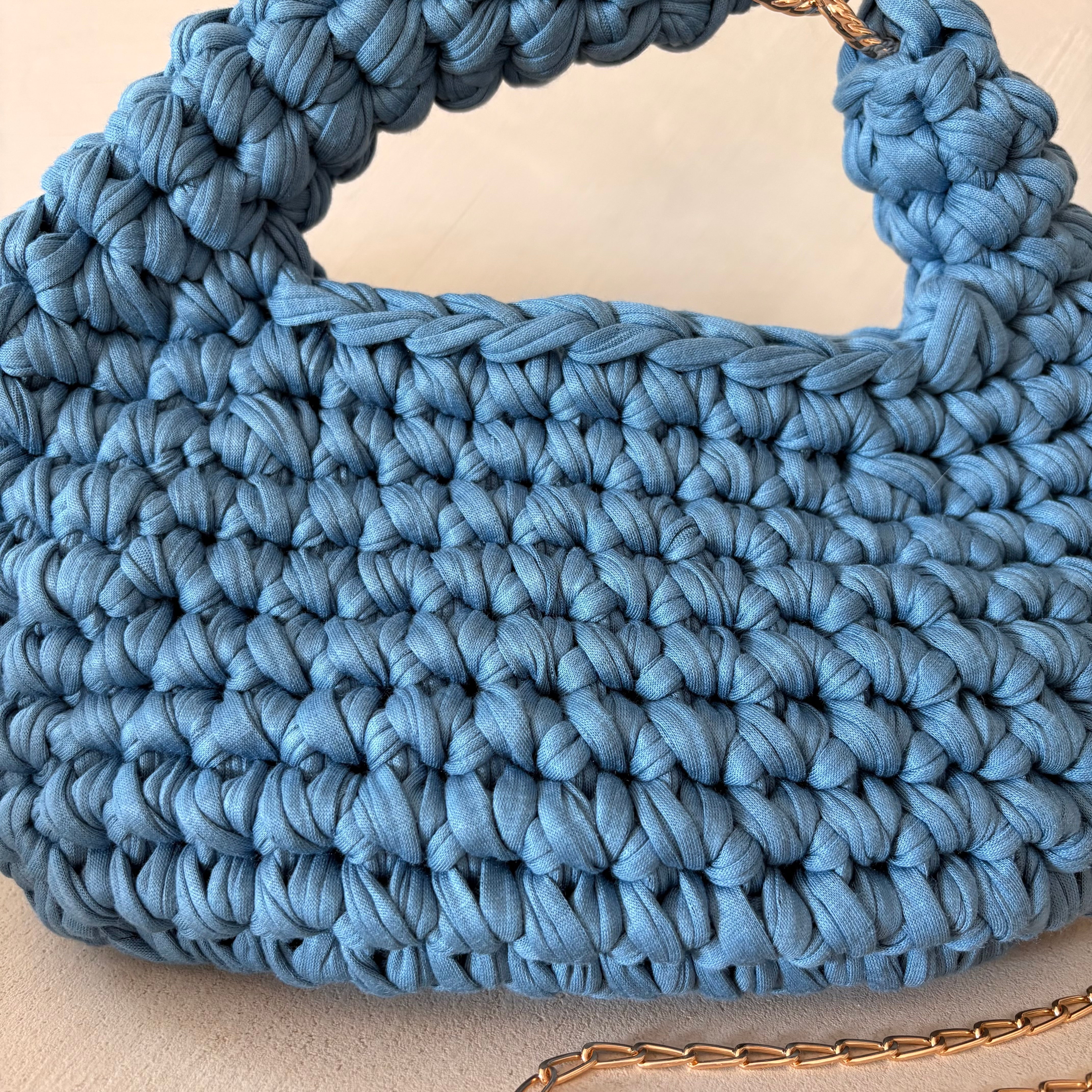 Hobo bag all'uncinetto blu