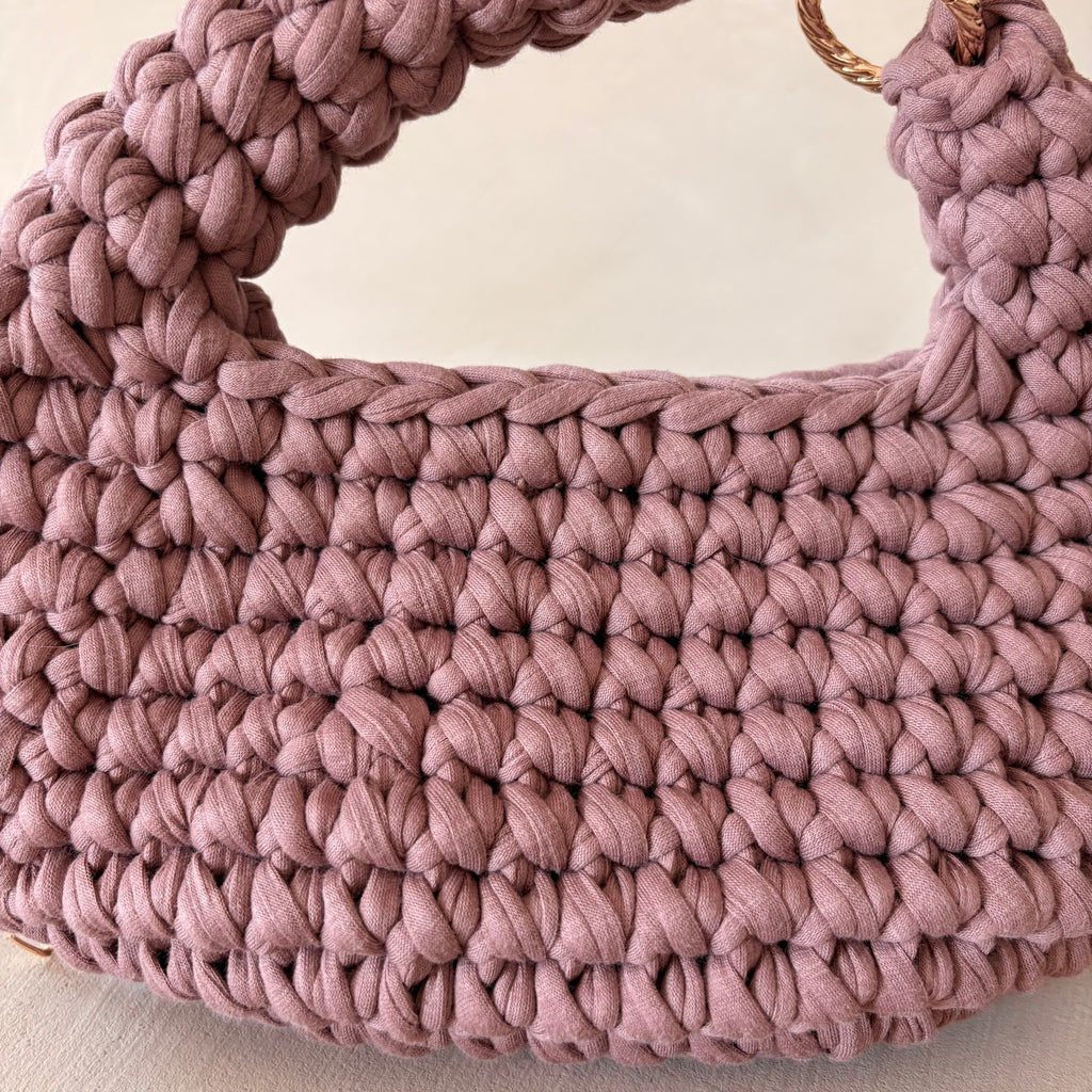 Hobo bag all'uncinetto malva