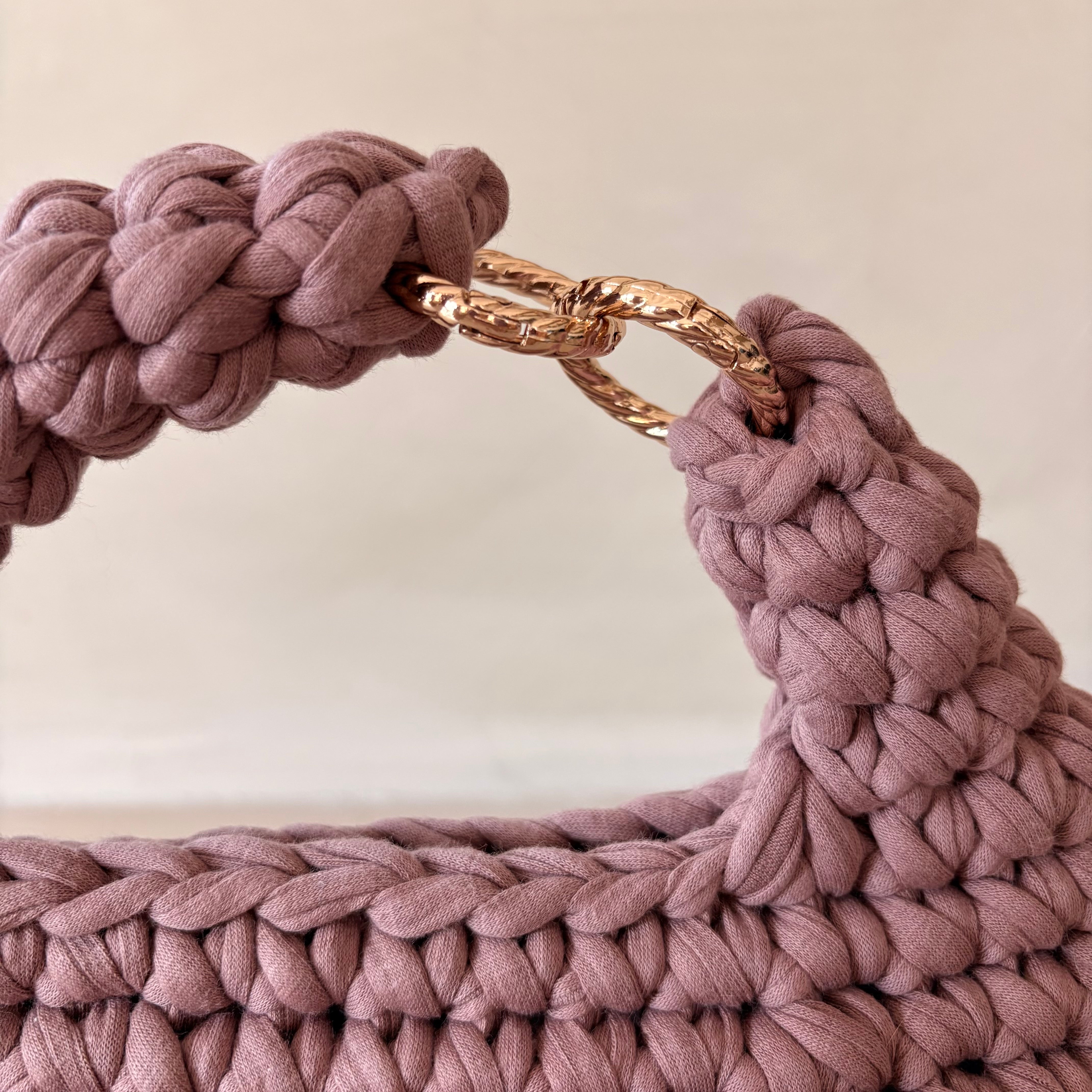 Hobo bag all'uncinetto malva