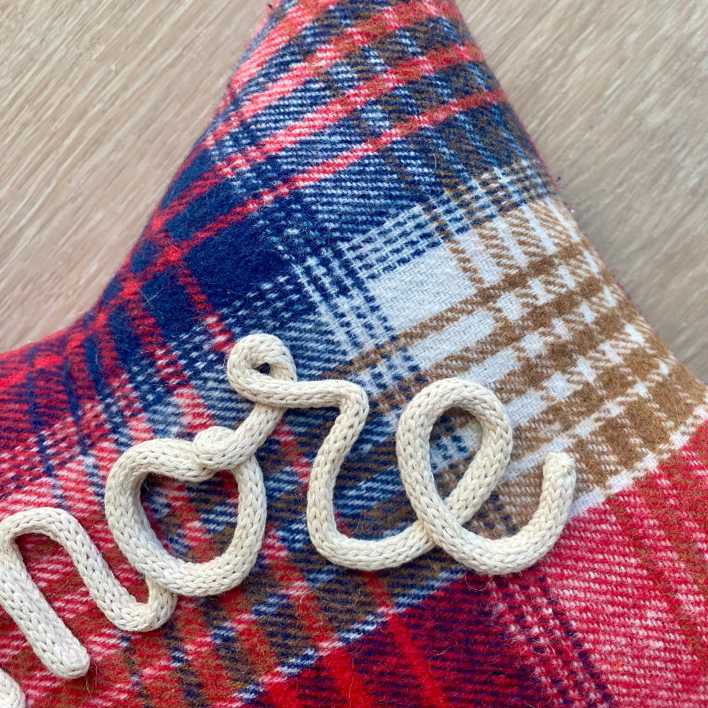 Cuscino a forma di stella tessuto tartan con scritta personalizzata