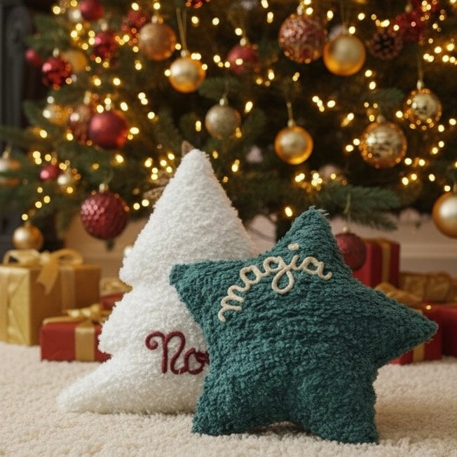 Cuscino a forma di albero di Natale in tessuto bouclè teddy bianco con scritta personalizzata