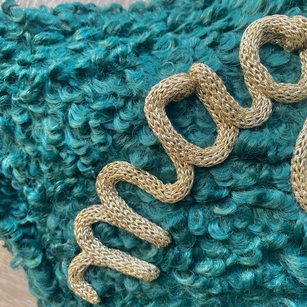 Cuscino a forma di stella tessuto bouclè verde teddy con scritta personalizzata