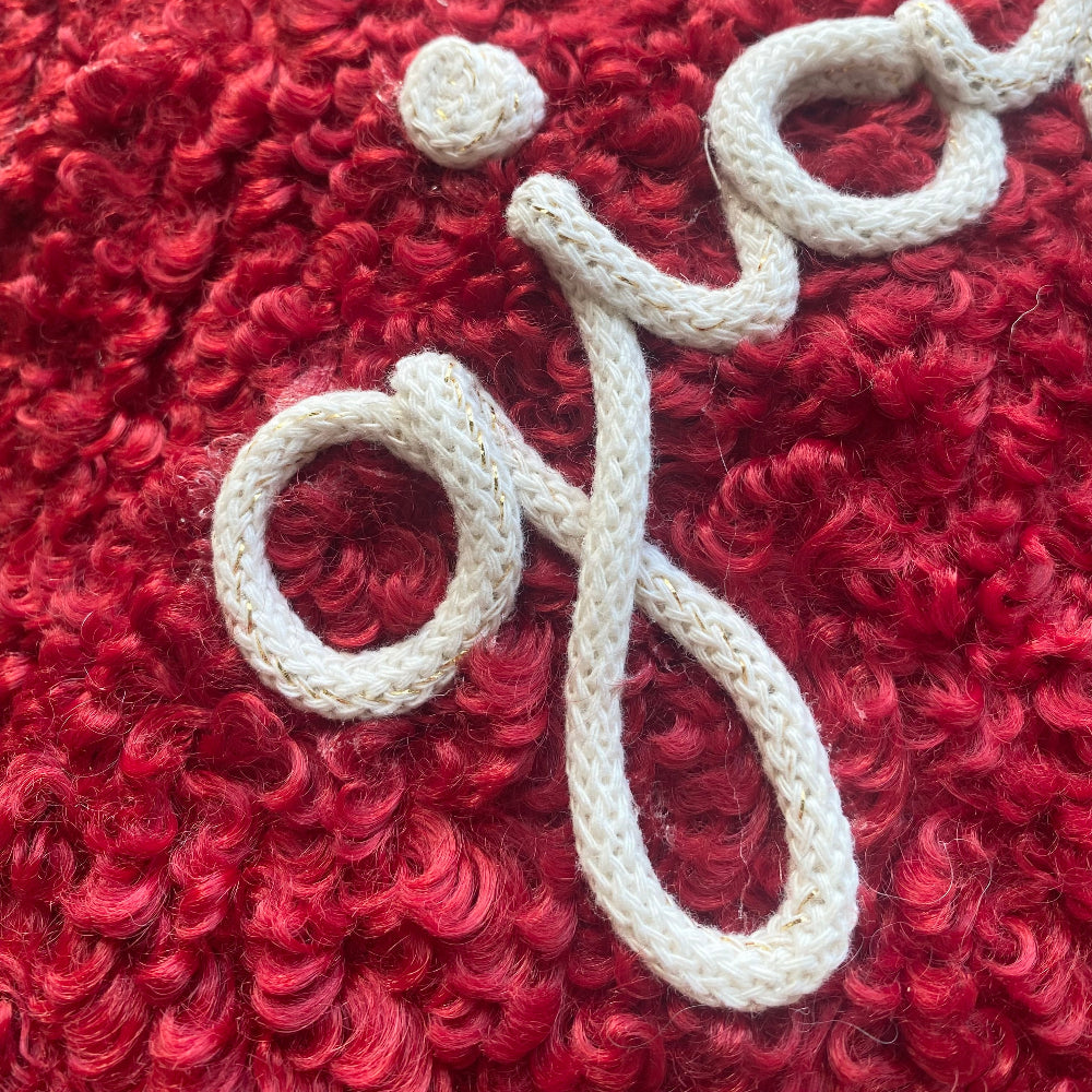 Cuscino a forma di stella tessuto bouclè rosso teddy con scritta personalizzata