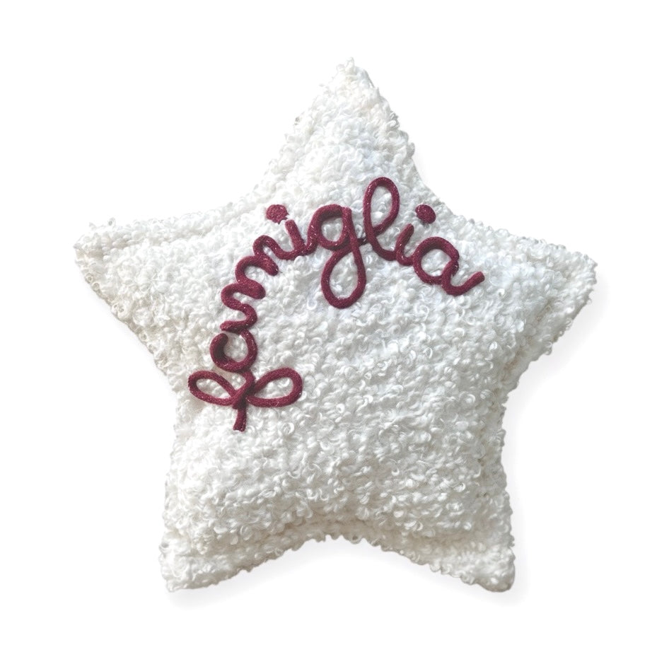 Cuscino a forma di stella tessuto bouclè bianco teddy con scritta personalizzata