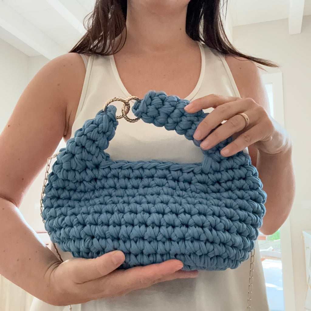 Hobo bag all'uncinetto blu