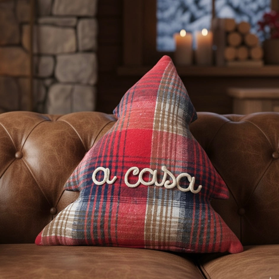 Cuscino a forma di Albero di Natale in tessuto tartan con scritta personalizzabile
