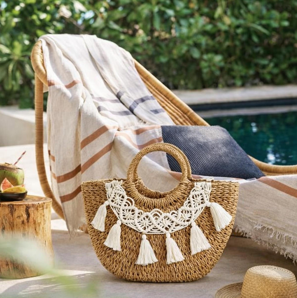 Borsa in paglia con decorazione in macramè
