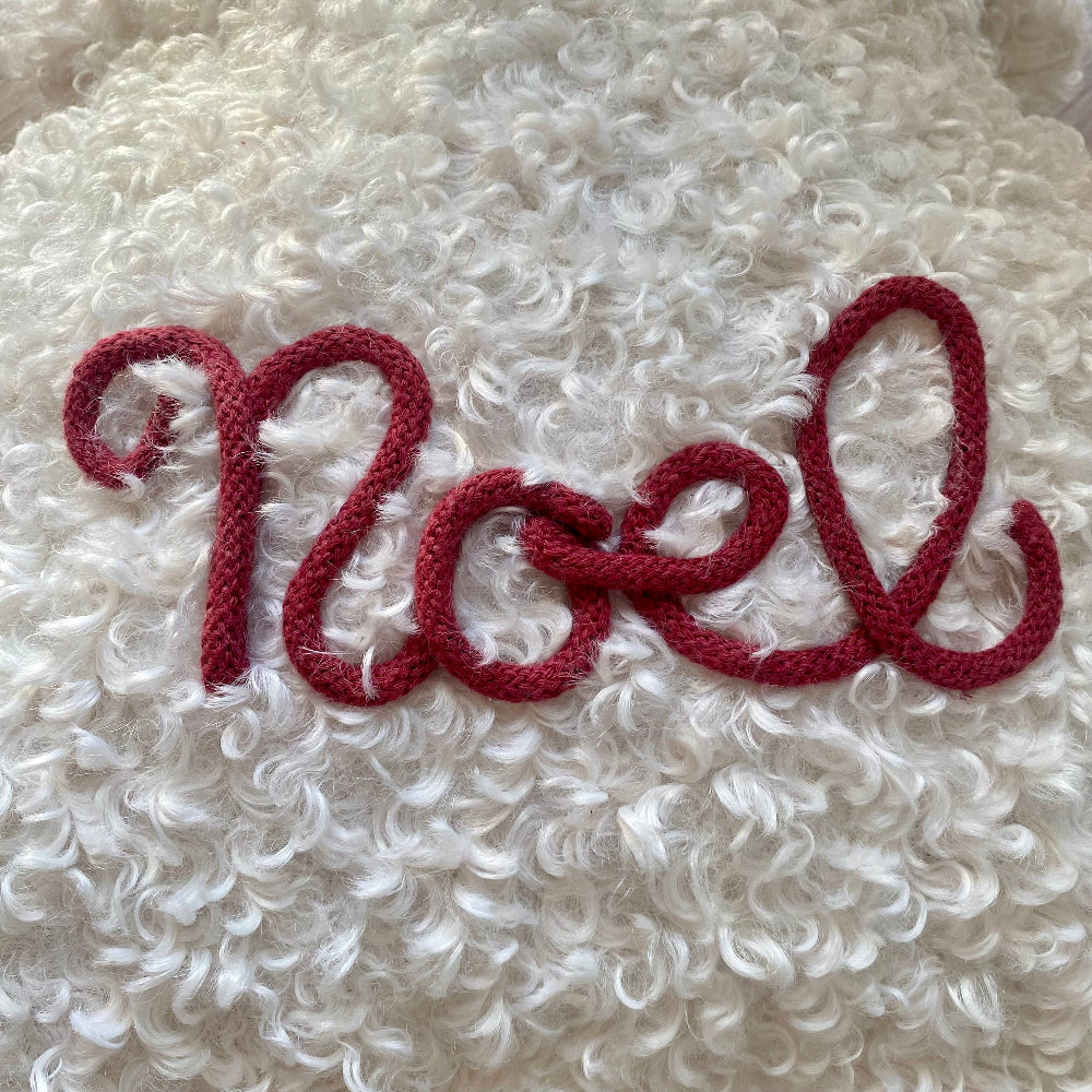 Cuscino a forma di albero di Natale in tessuto bouclè teddy bianco con scritta personalizzata