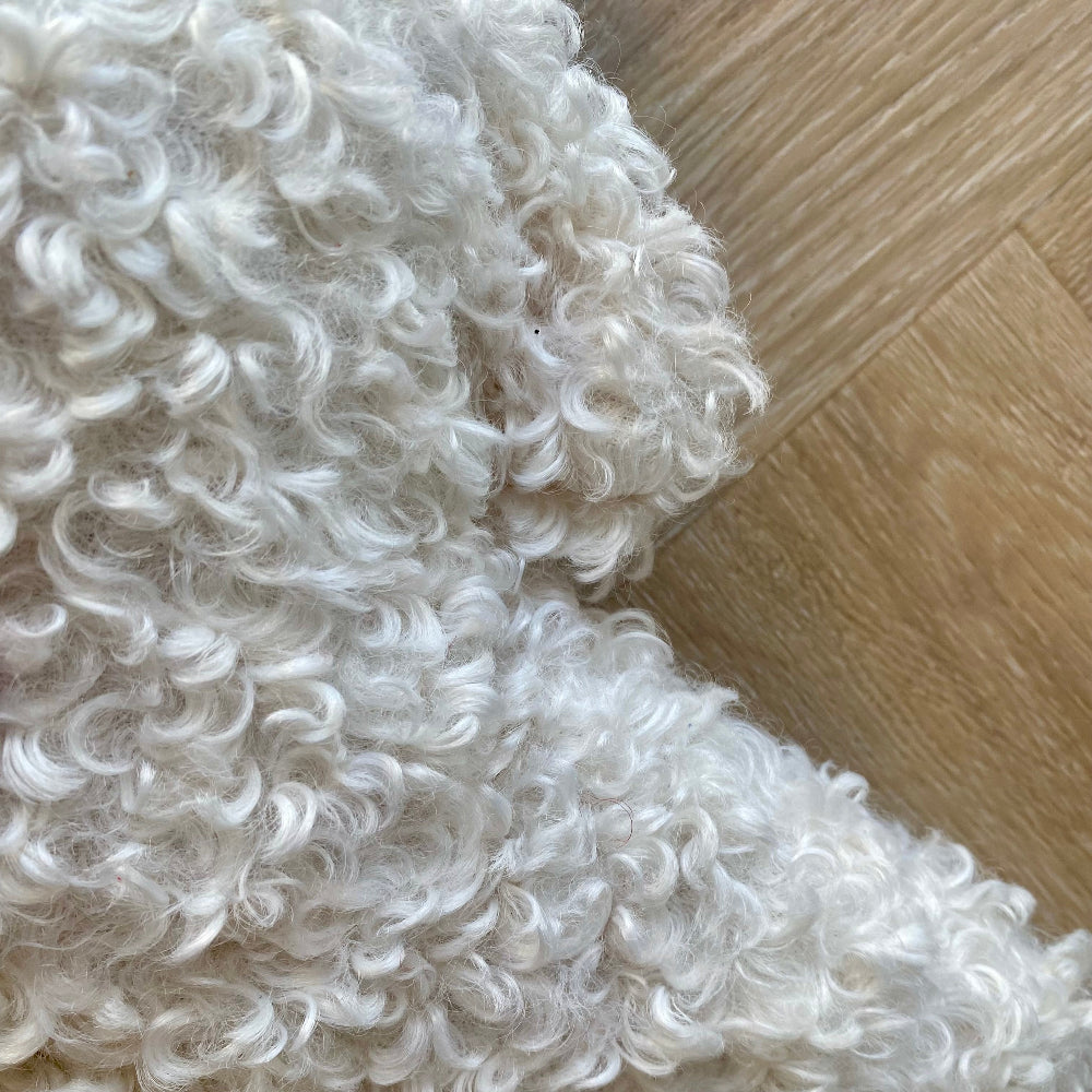 Cuscino a forma di albero di Natale in tessuto bouclè teddy bianco con scritta personalizzata