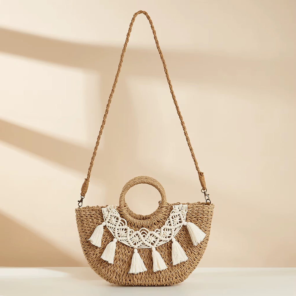 Borsa in paglia con decorazione in macramè
