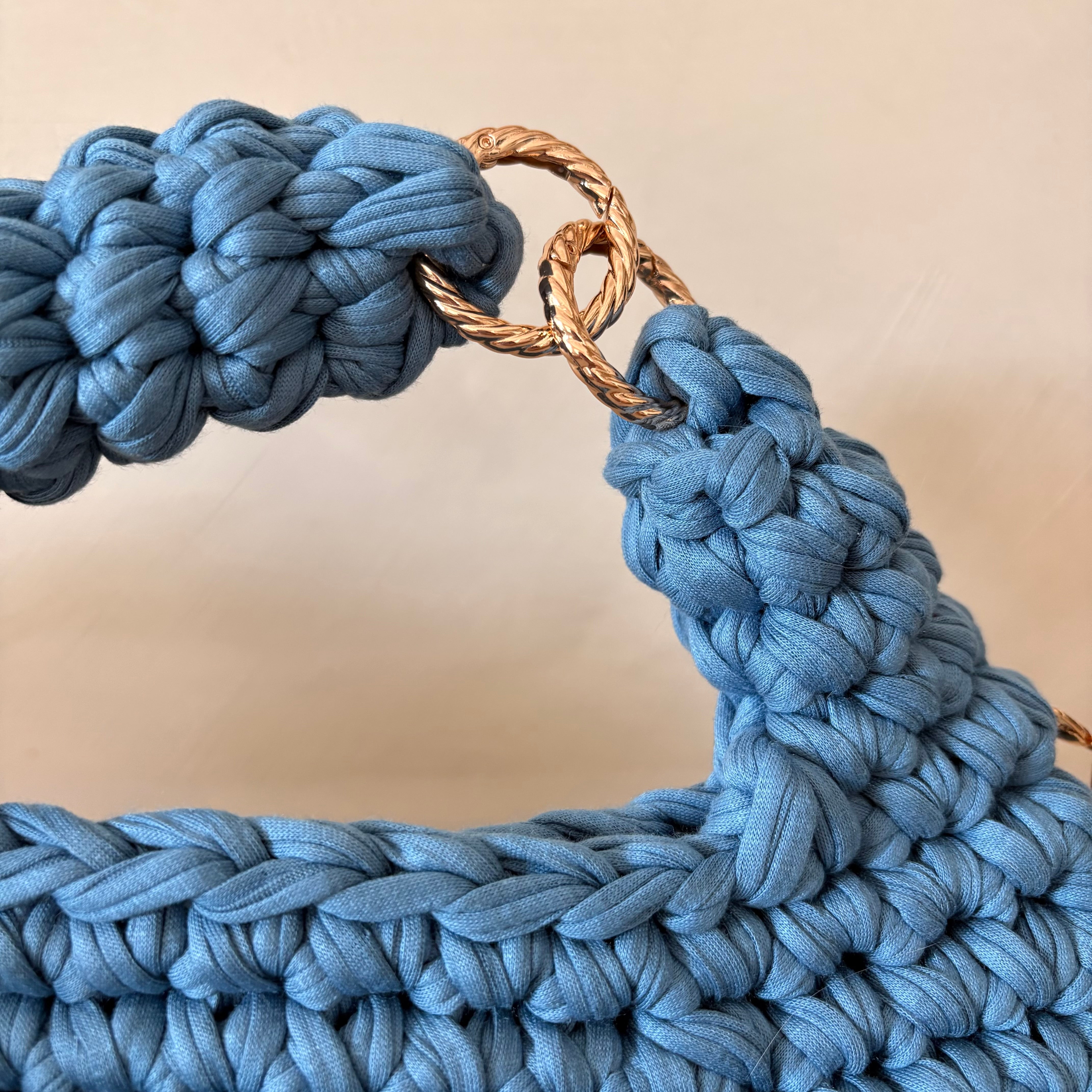 Hobo bag all'uncinetto blu
