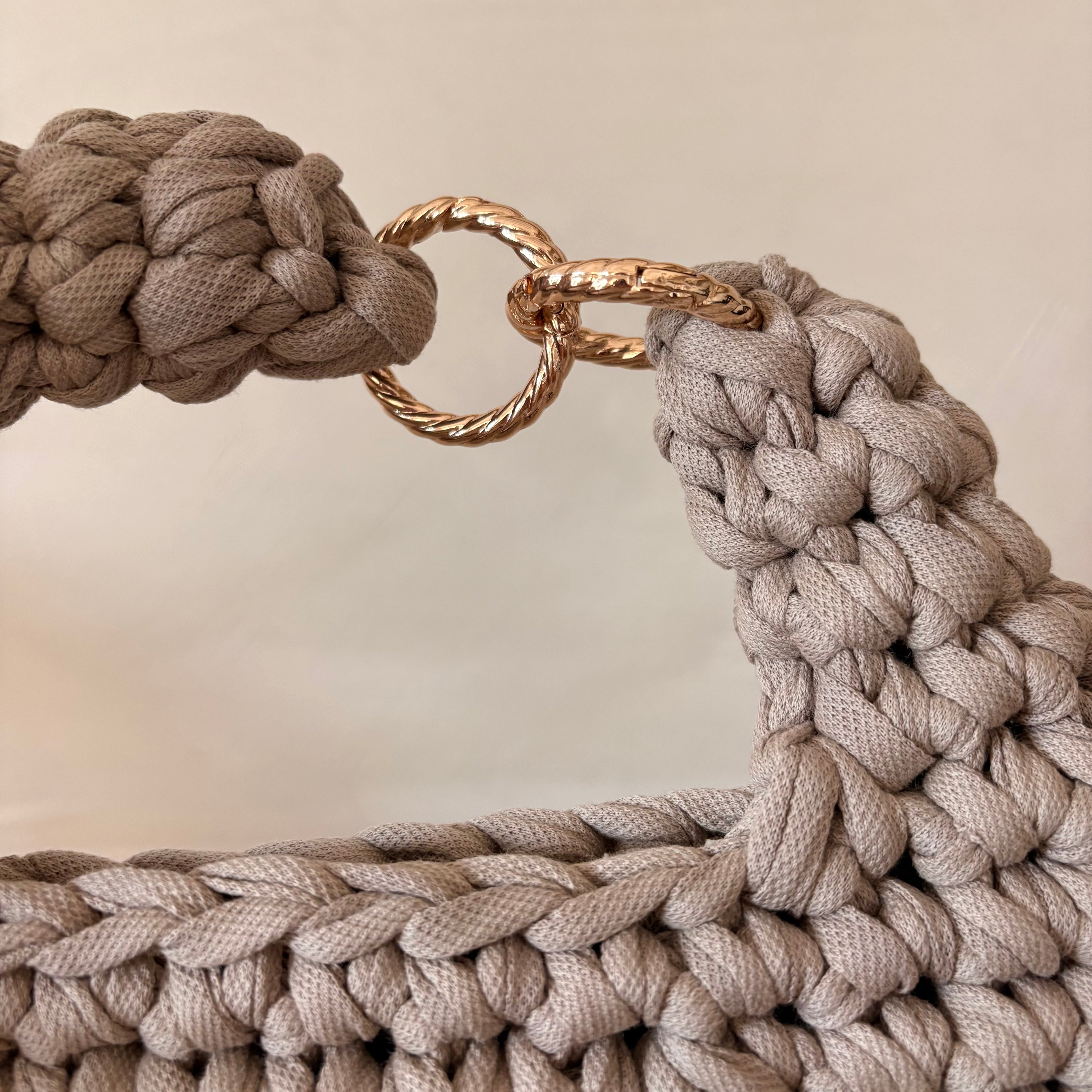 Hobo bag all'uncinetto beige