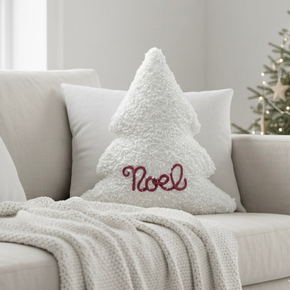 Cuscino a forma di albero di Natale in tessuto bouclè teddy bianco con scritta personalizzata