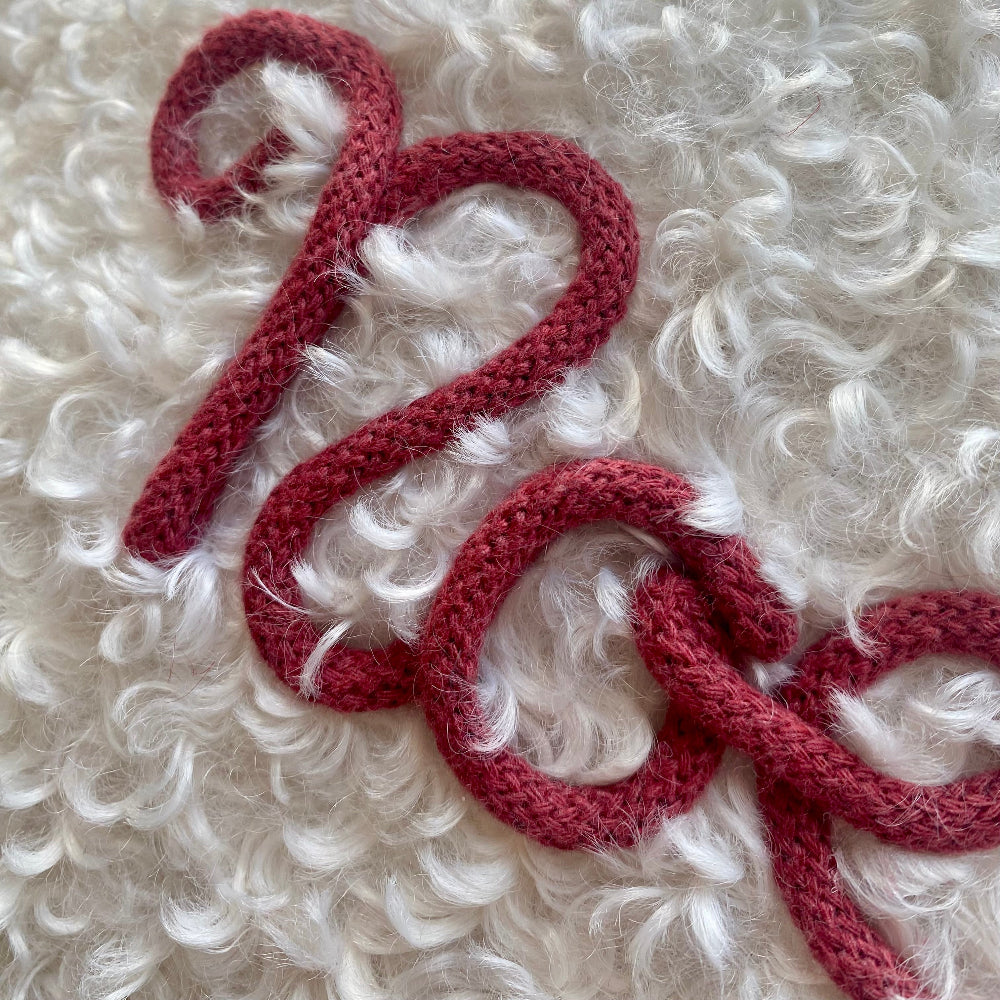 Cuscino a forma di albero di Natale in tessuto bouclè teddy bianco con scritta personalizzata