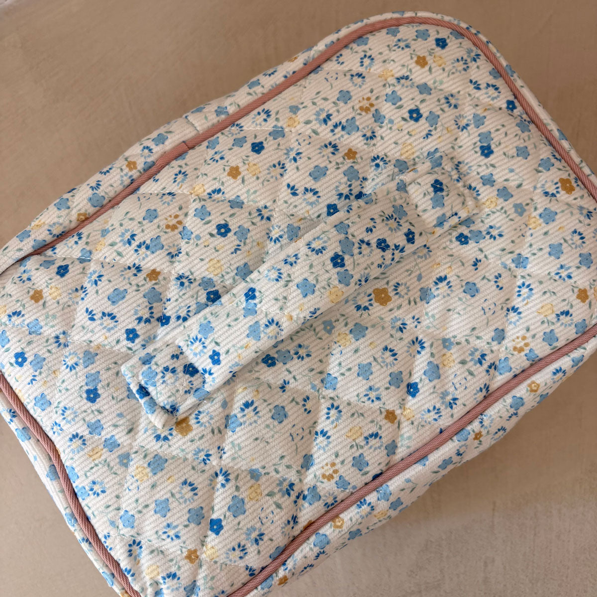 Beauty Case Personalizzato con Nome Ricamato in Velluto Floreale Blu