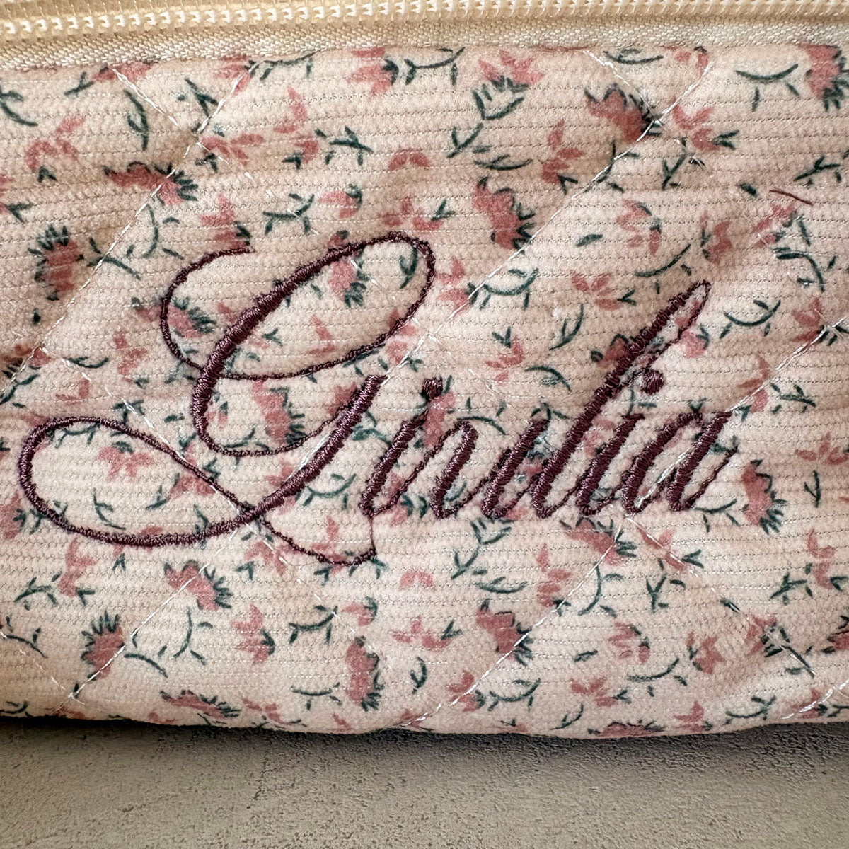 Beauty Case Personalizzato con Nome Ricamato in Velluto Trapuntato Floreale Rosa