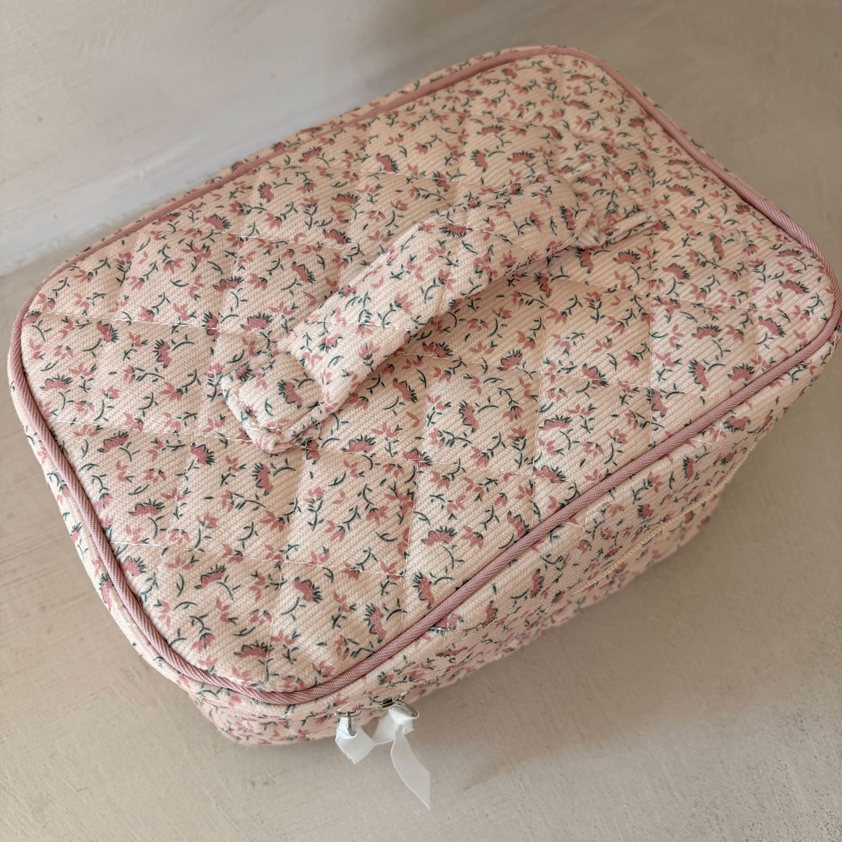 Beauty Case Personalizzato con Nome Ricamato in Velluto Trapuntato Floreale Rosa