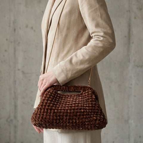 Clutch all'uncinetto in velluto marrone