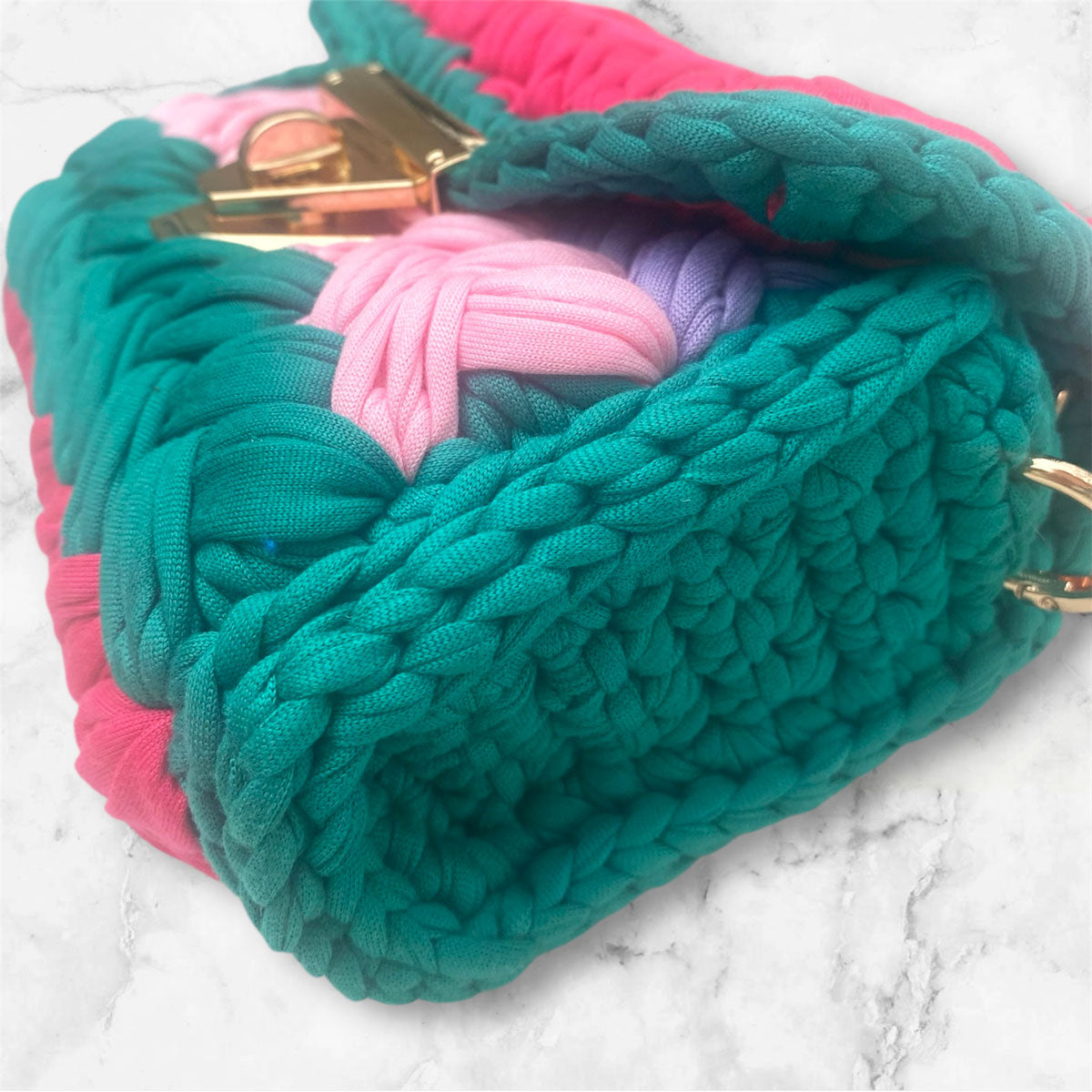 Borsa in fettuccia personalizzabile con ciondolo iniziale a righe colorate fluo