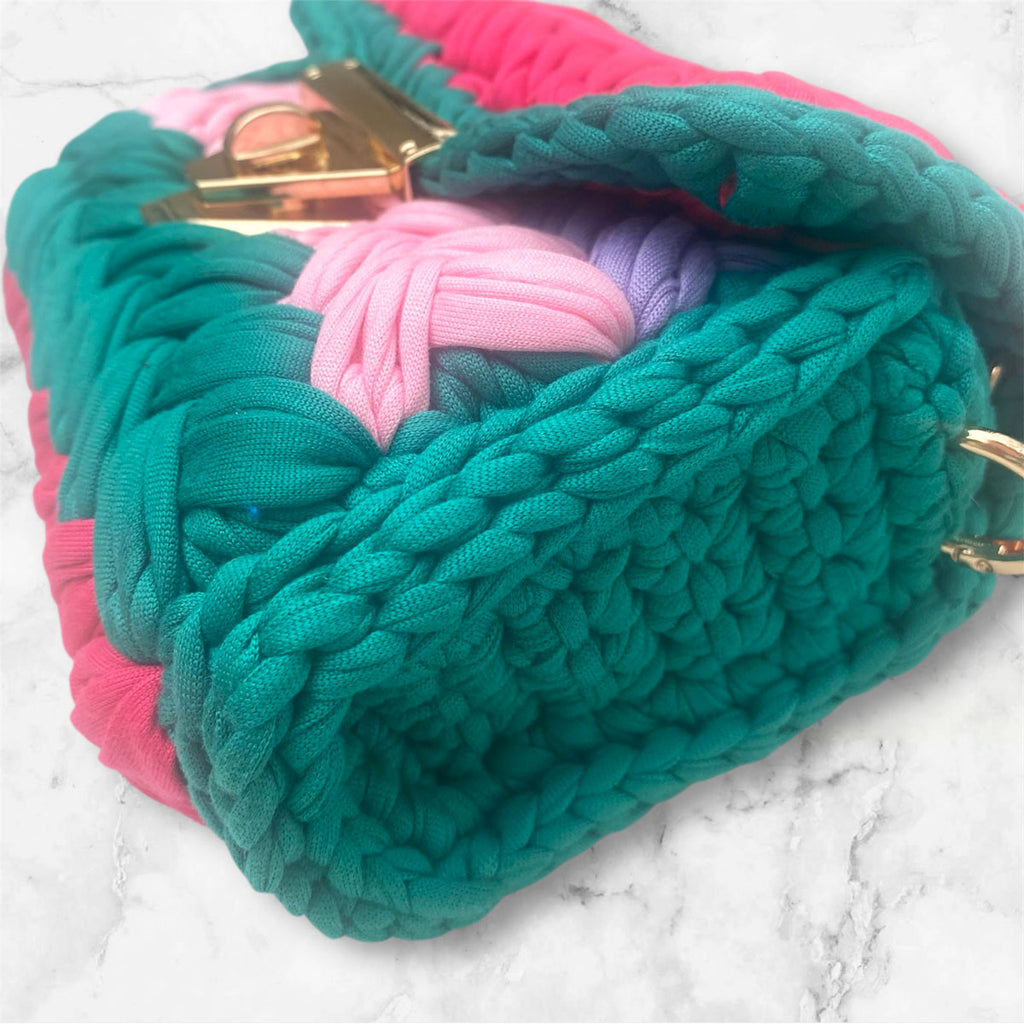 Borsa in fettuccia personalizzabile con ciondolo iniziale a righe colorate fluo