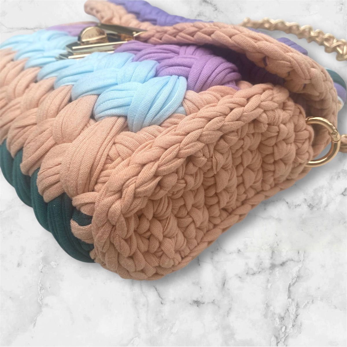 Borsa in fettuccia personalizzabile con ciondolo iniziale a righe colorate pastello
