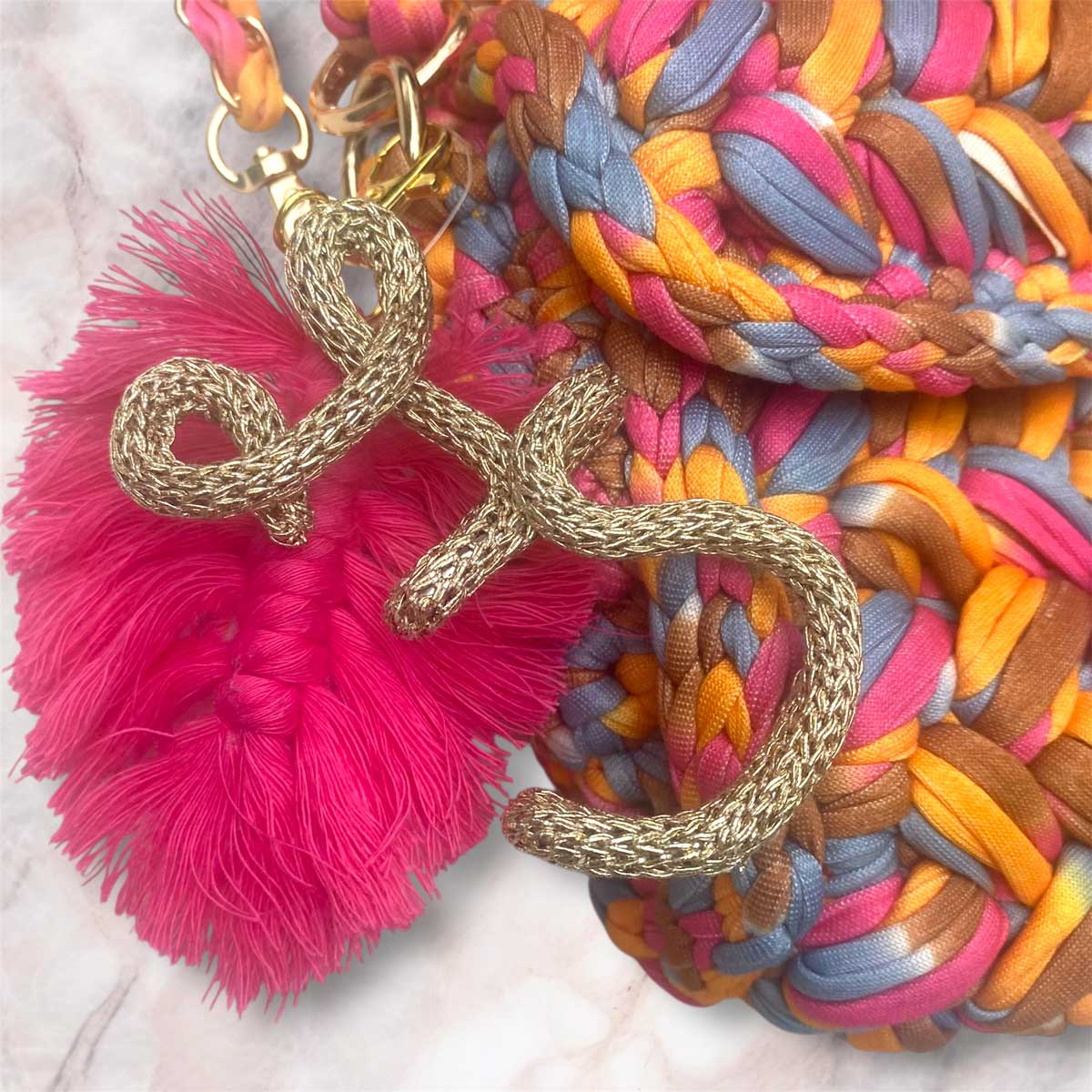 Borsa in fettuccia personalizzata con ciondolo iniziale Odette multicolor fucsia