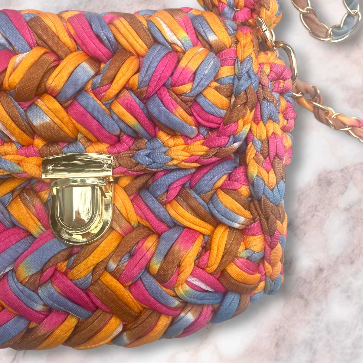 Borsa in fettuccia personalizzata con ciondolo iniziale Odette multicolor fucsia