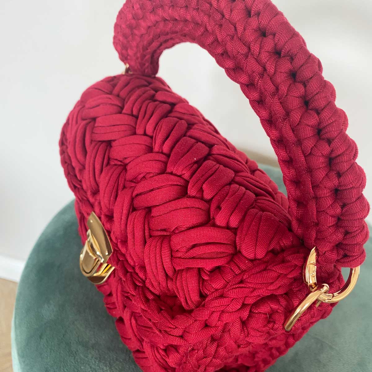 Borsa in fettuccia bordeaux all'uncinetto personalizzabile con iniziale