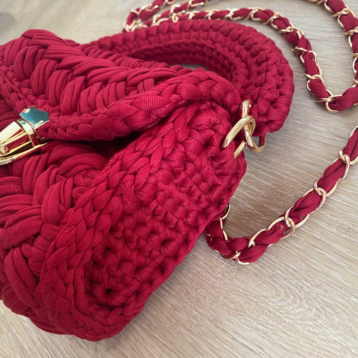 Borsa in fettuccia bordeaux all'uncinetto personalizzabile con iniziale