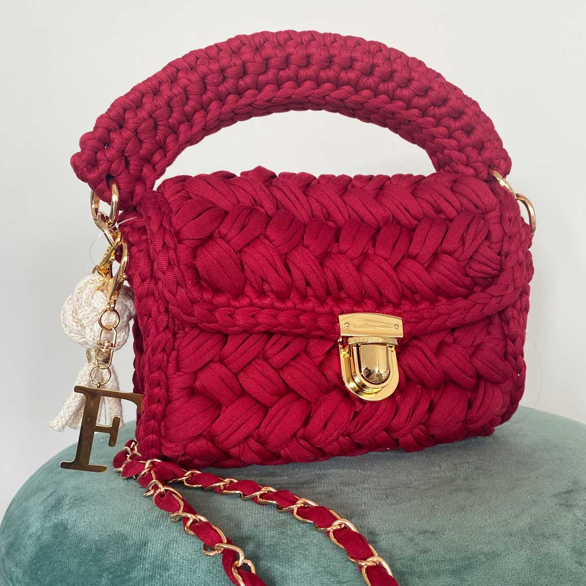 Borsa in fettuccia bordeaux all'uncinetto personalizzabile con iniziale