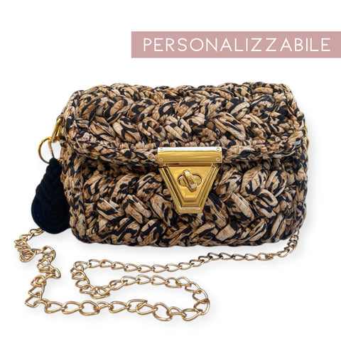 Borsa in fettuccia maculata all'uncinetto personalizzata con ciondolo iniziale