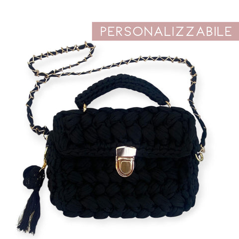Borsa nera in fettuccia all'uncinetto personalizzata con ciondolo iniziale