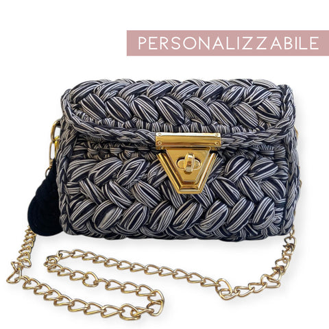 Borsa in fettuccia righe bianco nero all'uncinetto personalizzata con ciondolo iniziale