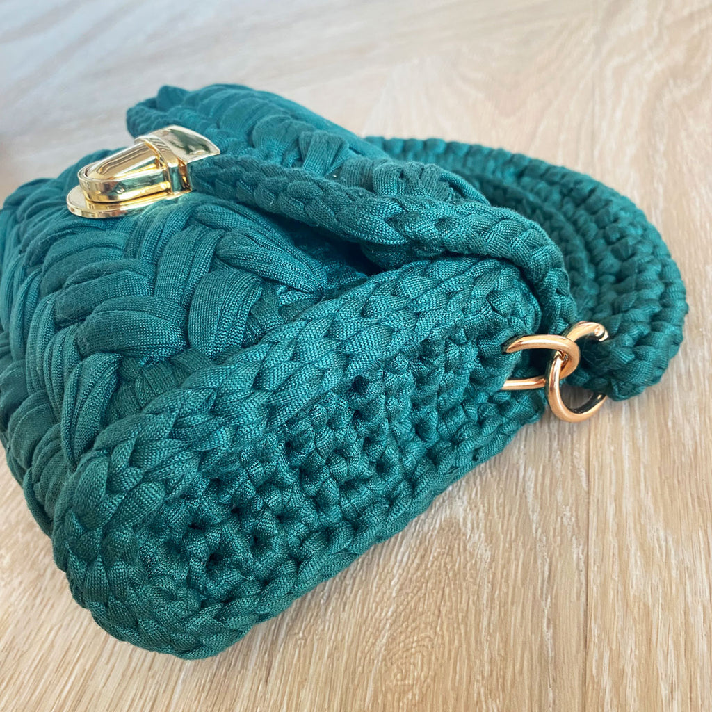 Borsa in fettuccia verde all'uncinetto personalizzabile con iniziale