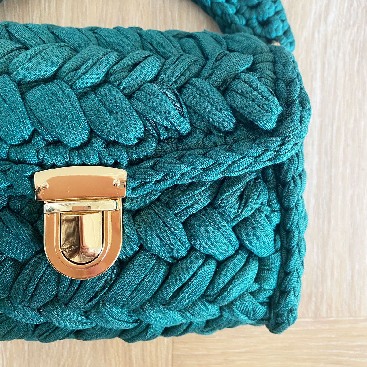 Borsa in fettuccia verde all'uncinetto personalizzabile con iniziale