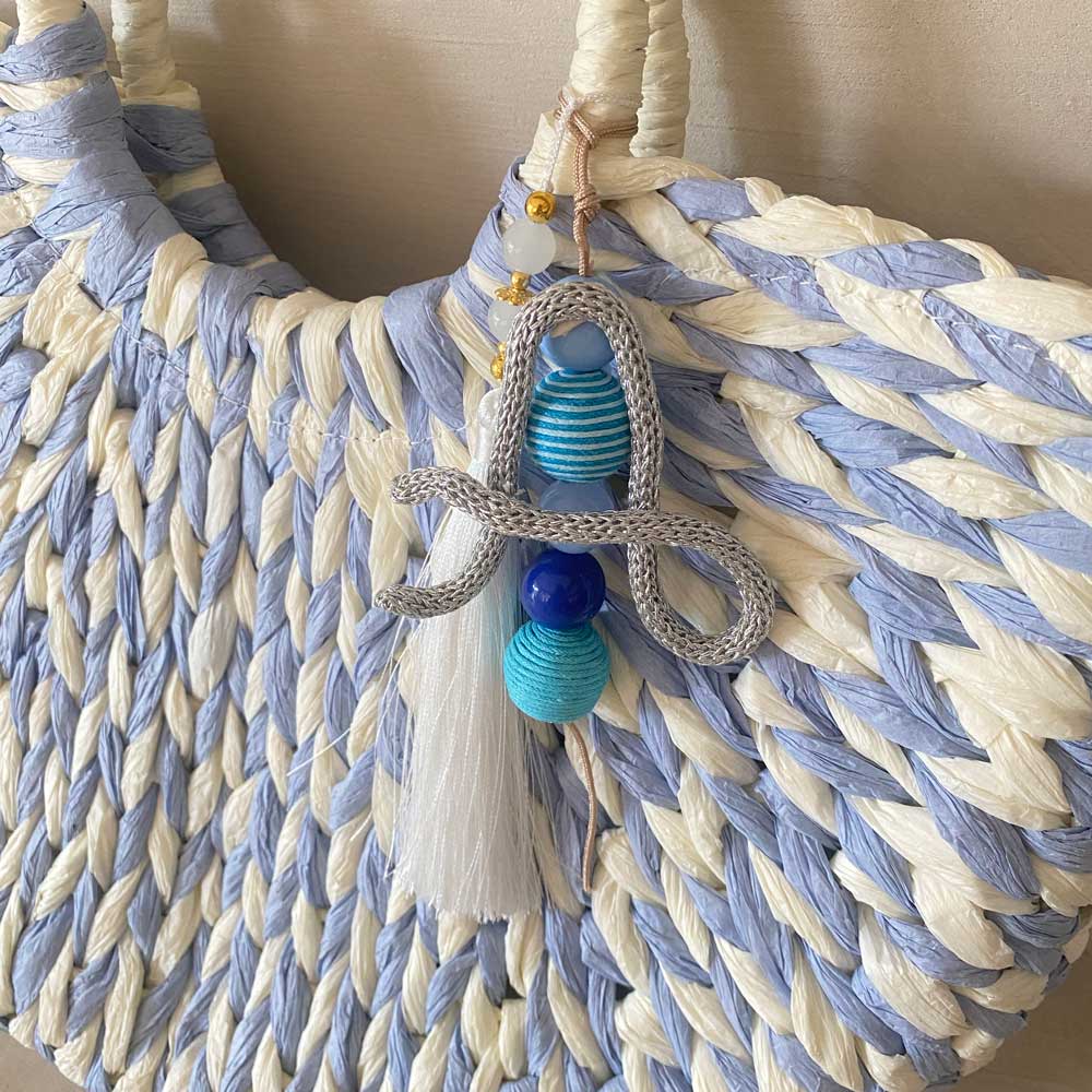 Borsa bianca e azzurra in paglia personalizzabile